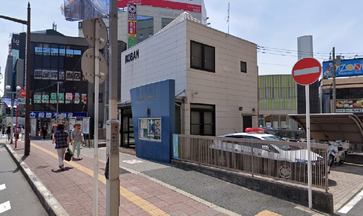 津田沼駅南口を出て右側にある交番の前を通り、真っ直ぐ進む