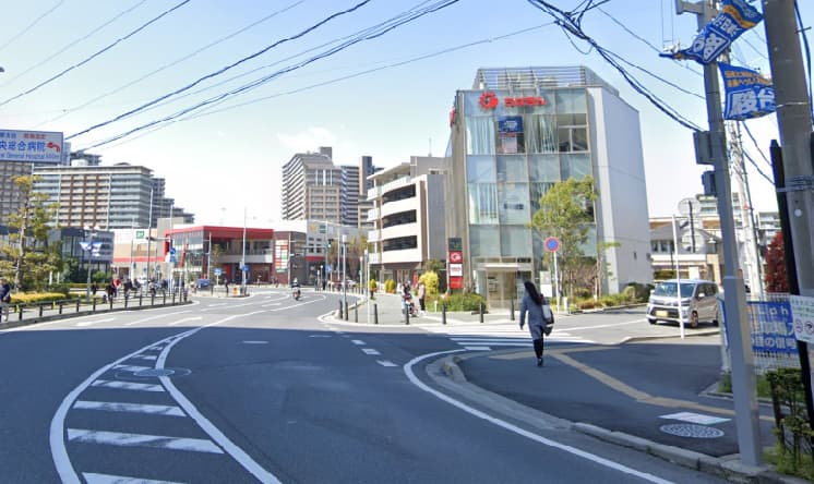 千葉銀行の方へ横断歩道を渡り、千葉銀行の建物左側の歩道を真っ直ぐ進む