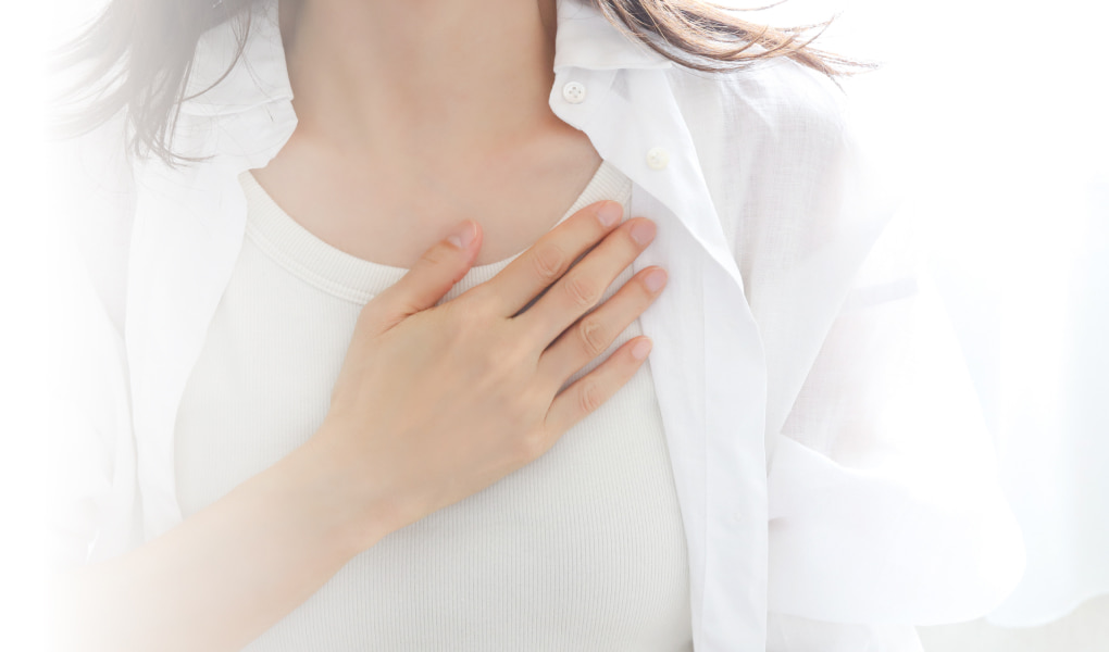胸に手を当てる女性